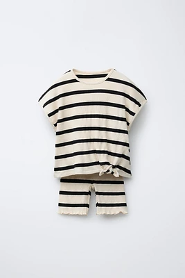KNOT T-SHIRT AND STRIPED CYCLING LEGGINGS SET