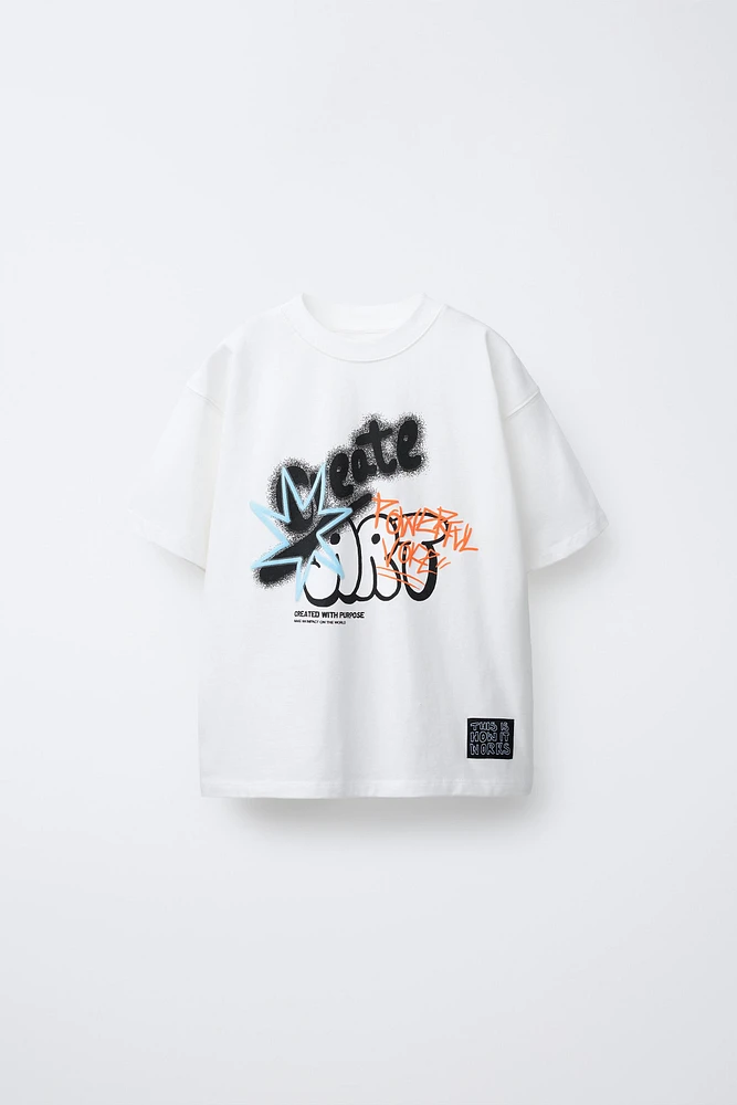 T-SHIRT IMPRIMÉ GRAFFITI