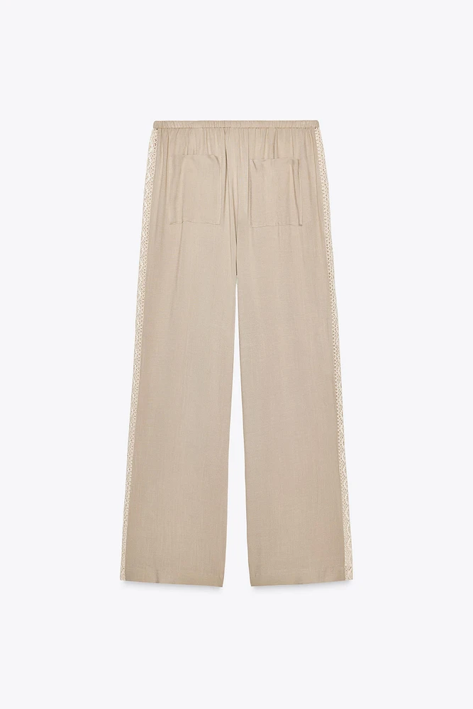 PANTALON LARGE BANDES LATÉRALES BRODÉES