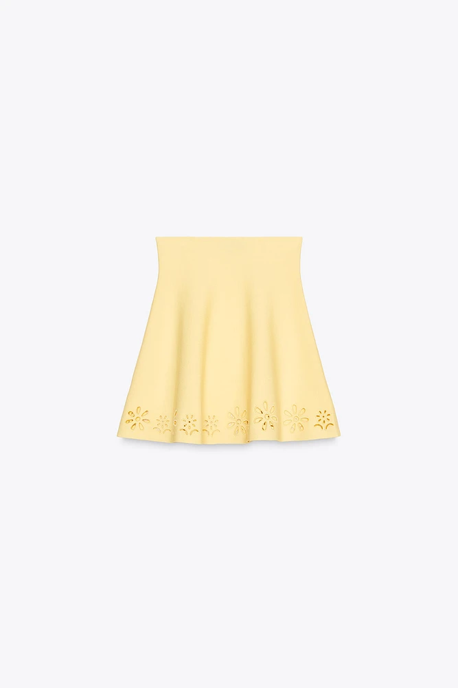 MINI-JUPE EN MAILLE BRODÉE AJOURÉE