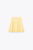 MINI-JUPE EN MAILLE BRODÉE AJOURÉE