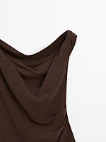 Top lin à encolure asymétrique