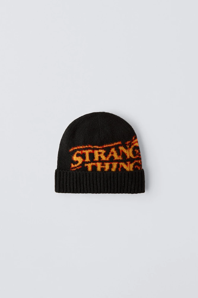 STRANGER THINGS ™/ © NETFLIX KNIT HAT