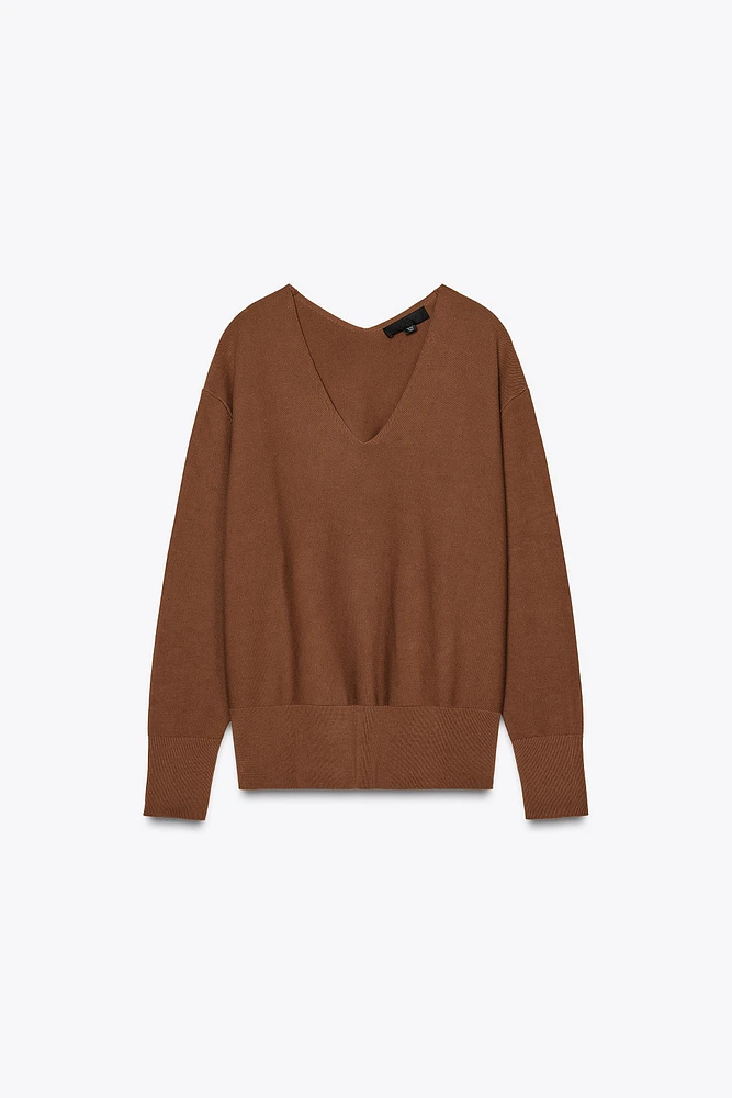 PULL EN MAILLE AVEC DÉCOLLETÉ V