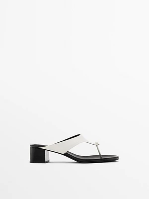 Heeled sandals with toe divider