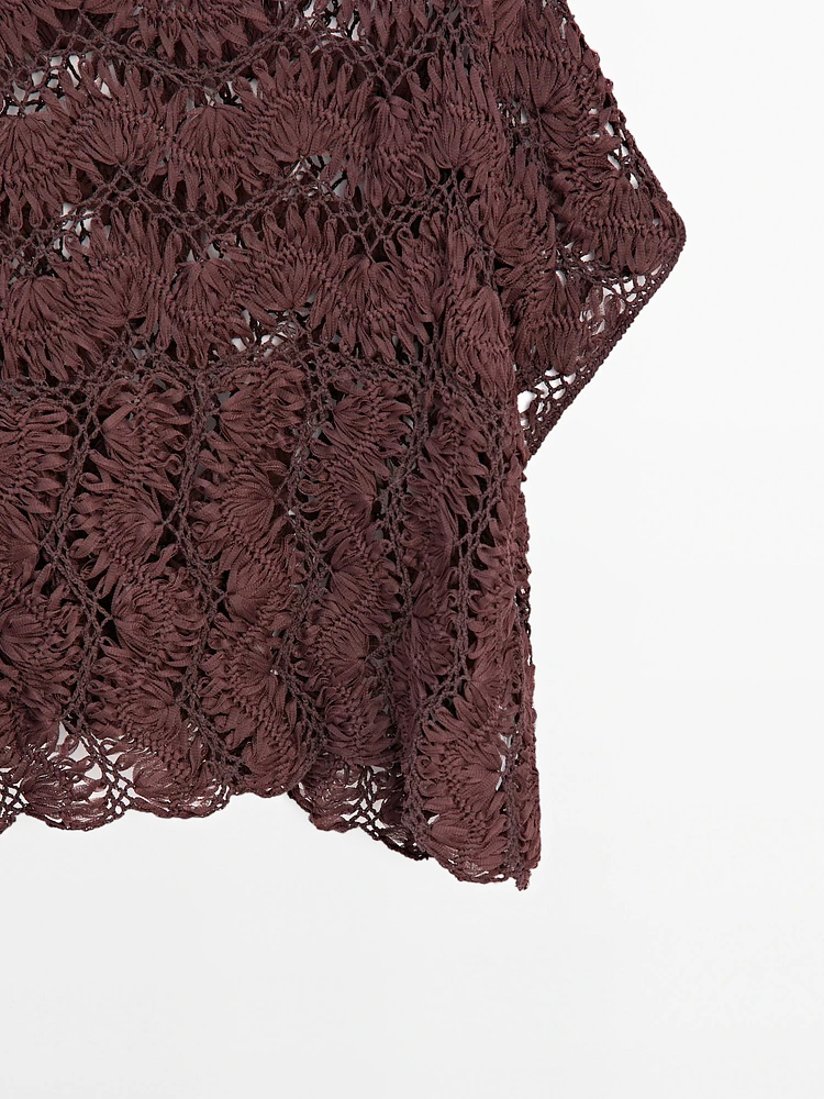 Cape en maille ajourée crochetée