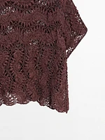 Cape en maille ajourée crochetée