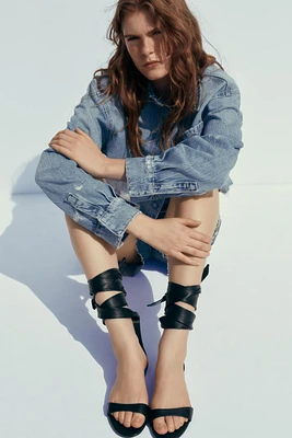 FLAT LEATHER STRAPPY SANDALS