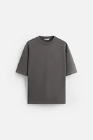 Relaxed fit dense cotton T-shirt. Round neck and short sleeves.