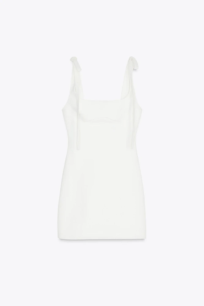 ROBE COURTE ÉLASTIQUE À LACETS