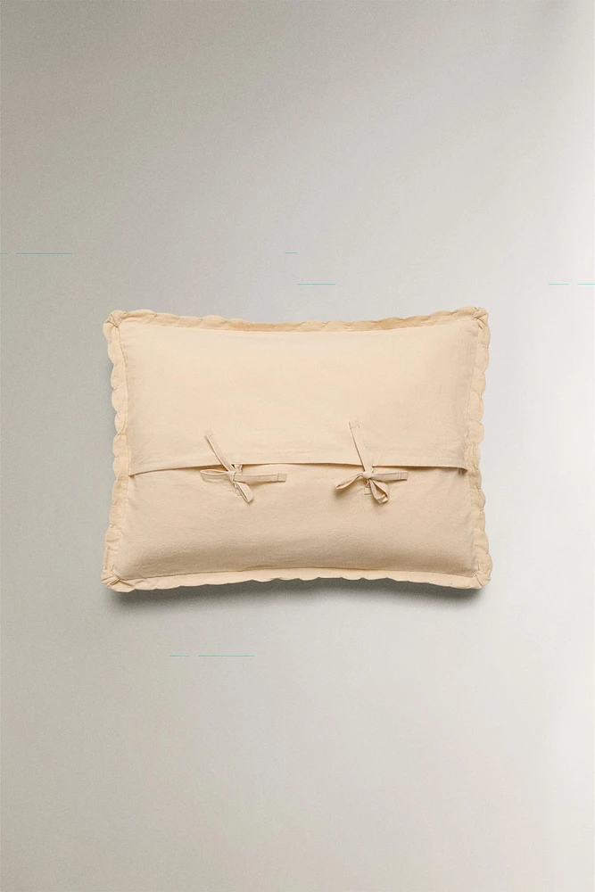 CHILDREN'S THROW PILLOW COVER WITH SCALLOPED EDGE