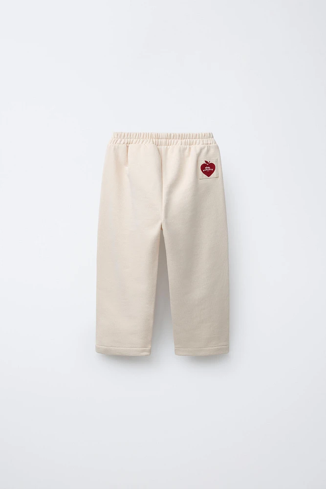 PANTALON DROIT EN MOLLETON HÔTEL MAGIQUE © X ZARA