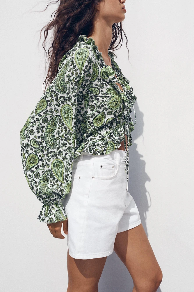 RUFFLED V-NECK TOP