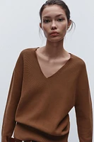 PULL EN MAILLE AVEC DÉCOLLETÉ V