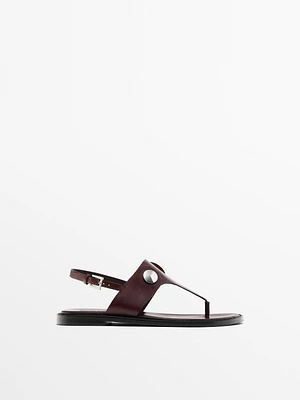 Flat sandals with buttons