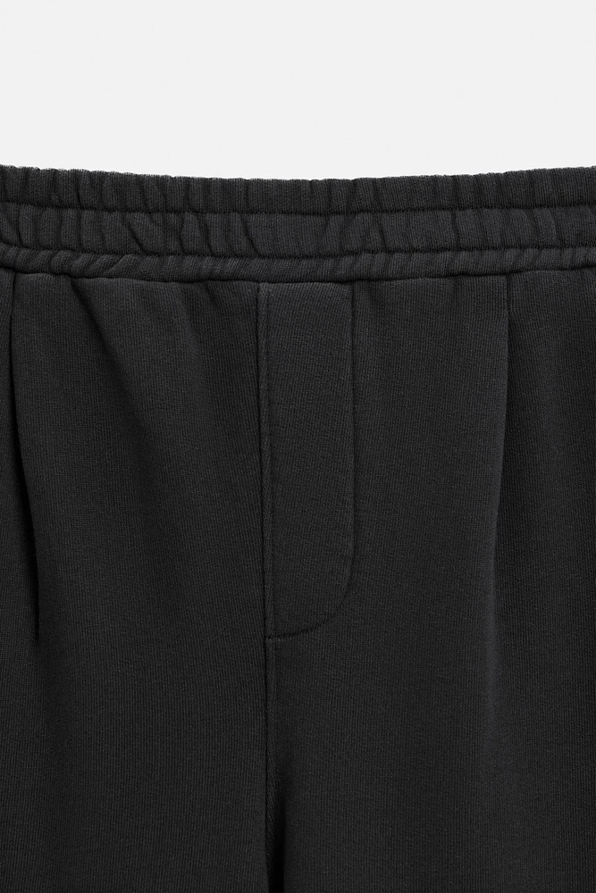 PANTALON DE JOGGING DÉLAVÉ À PLIS