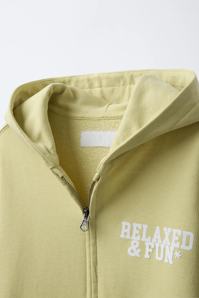 QUARTER ZIP TEXT SWEATSHIRT