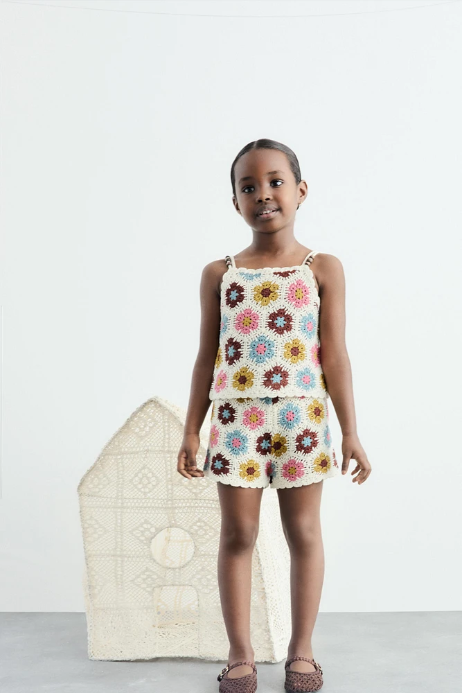 TOP EN MAILLE CROCHET À FLEURS ET FANTAISIE