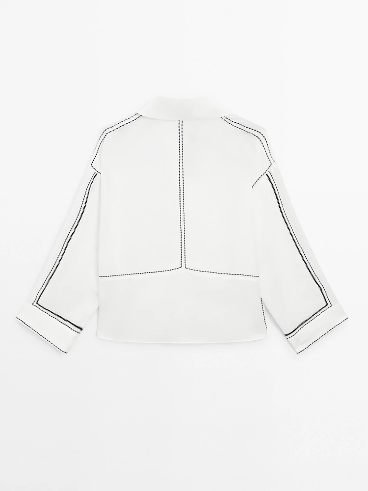 Loose-fitting blouse with contrast details