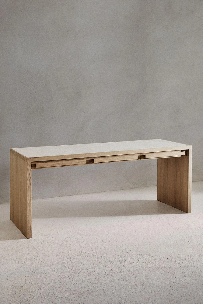DESK 02