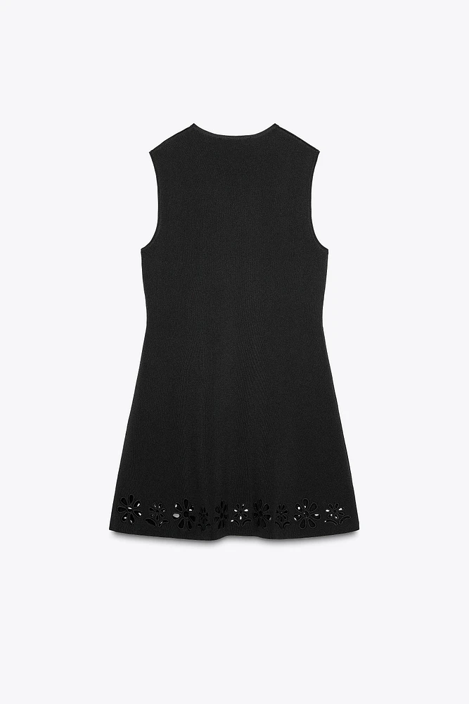 ROBE EN MAILLE BRODERIES AJOURÉES