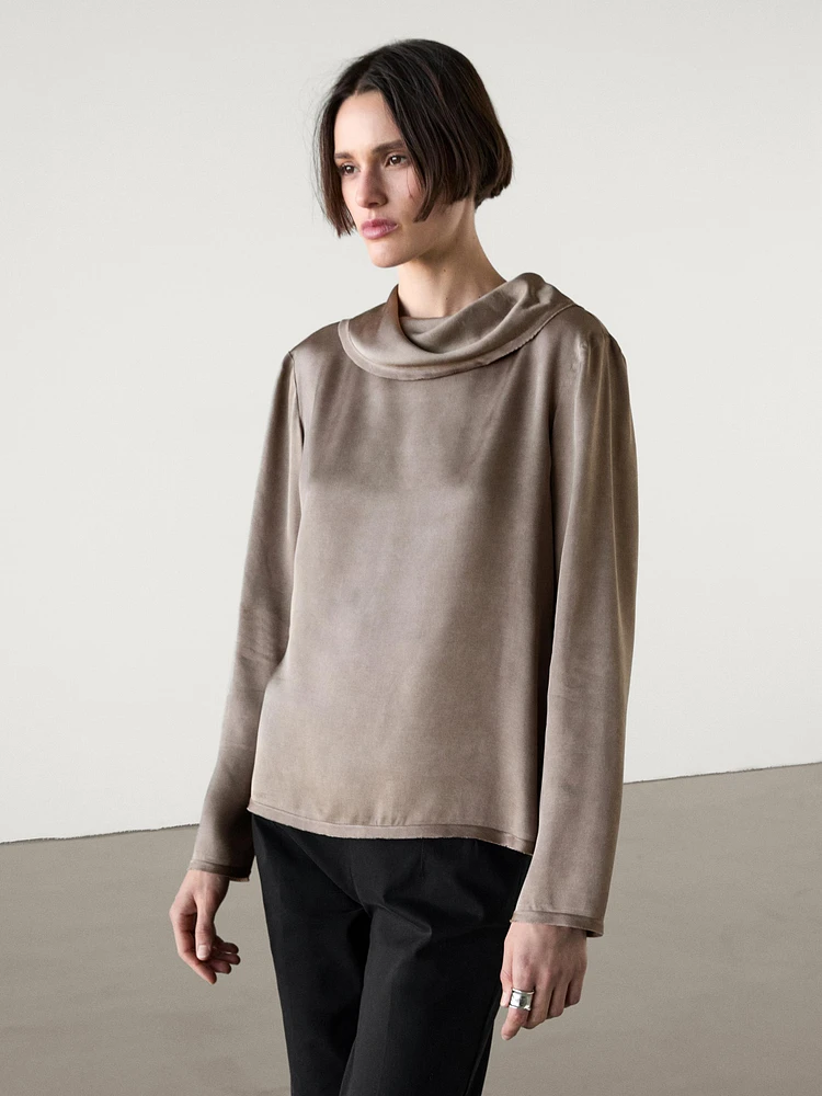 Flowing shirt with draped collar