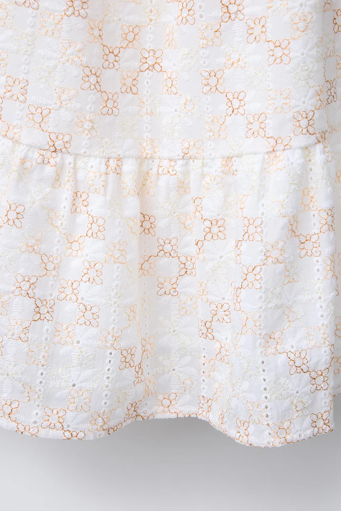 ROBE BRODÉE À PETITS VOLANTS