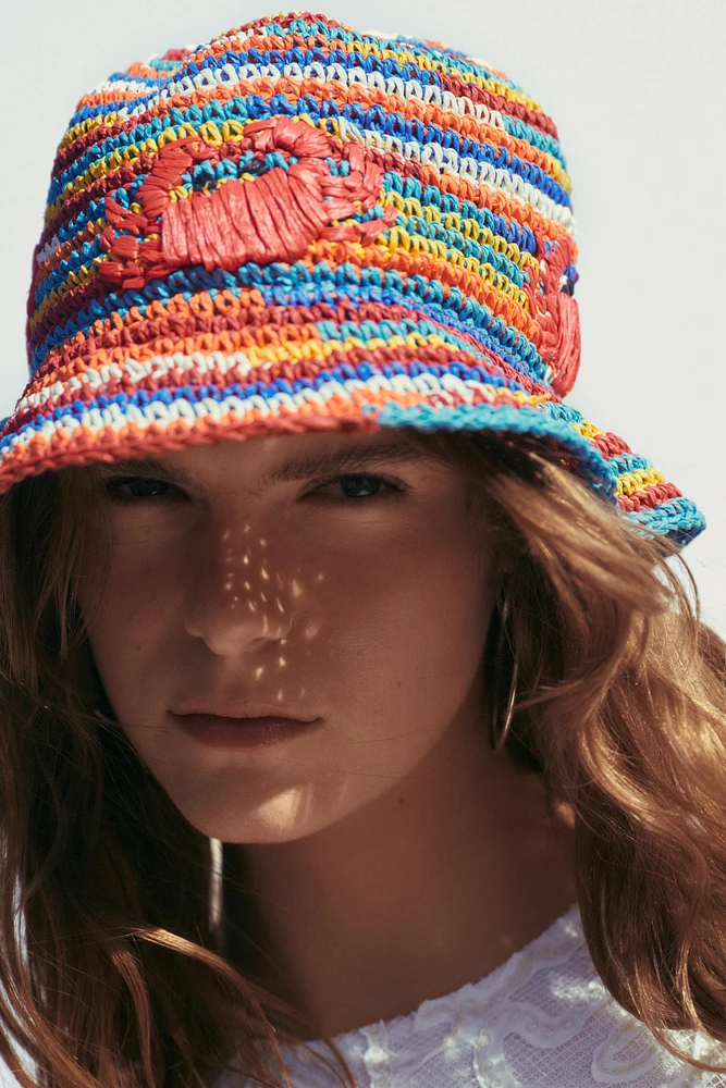 CHAPEAU MULTICOLORE TRESSÉ CRABE