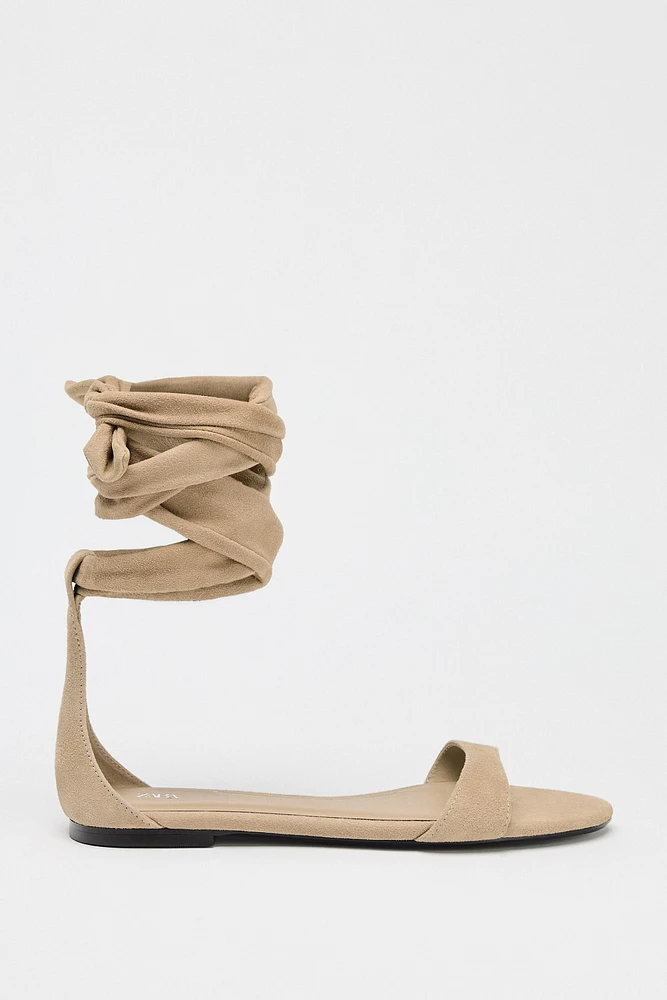 LEATHER STRAPPY FLAT SANDALS