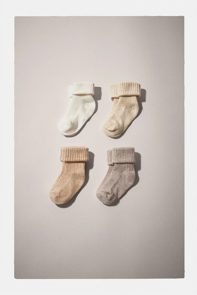 LOT DE QUATRE CHAUSSETTES COLORÉES