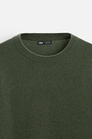 Regular fit wool thread sweater. Round neck and long sleeves. Rib trim.