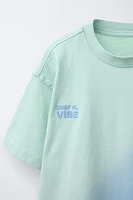 T-SHIRT TIE DYE INSCRIPTION BRODÉE