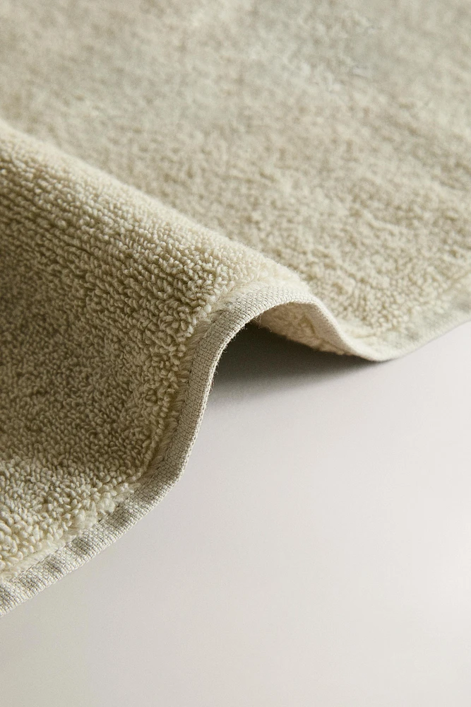 BATH TOWEL WITH CONTRAST TOPSTITCHING