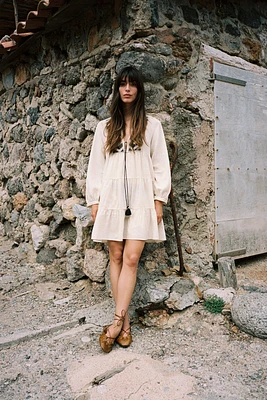 ROBE COURTE BRODERIES PANNEAUX