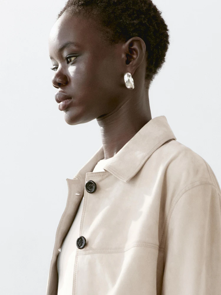 Veste courte à surpiqûres en cuir finition daim