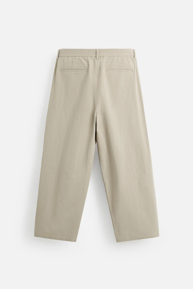 PANTALON CHINO À PLIS