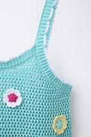 TOP EN MAILLE À FLEURS AU CROCHET