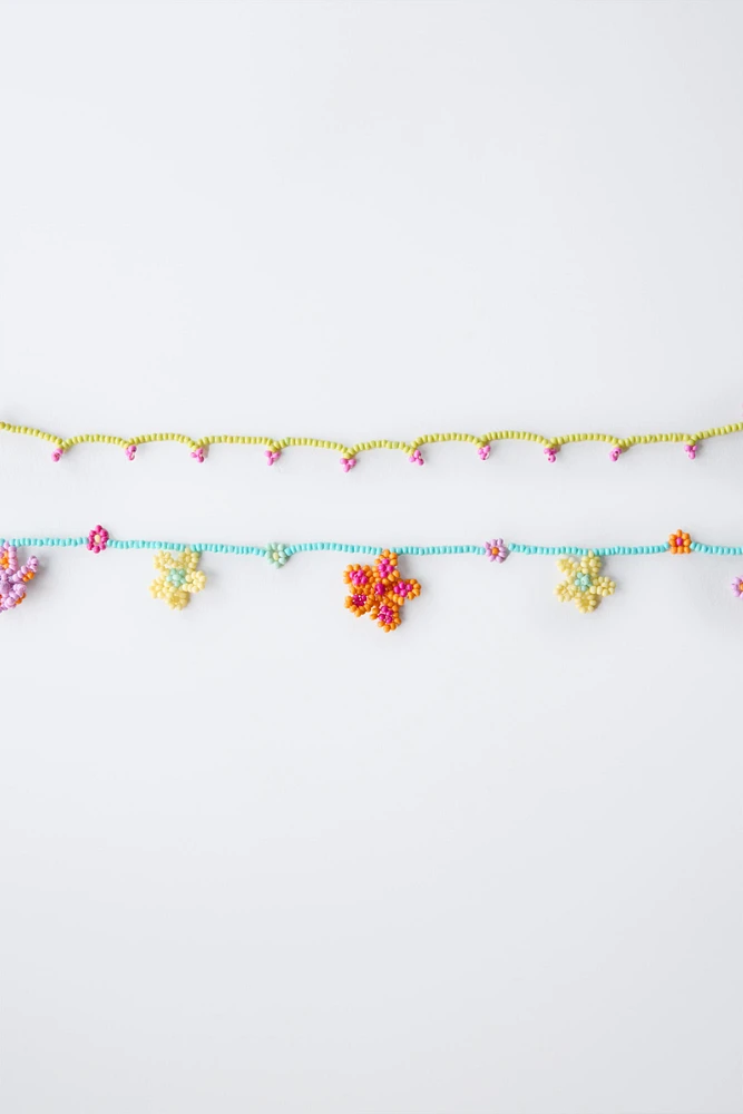 LOT DE DEUX COLLIERS FANTAISIE FLEURS
