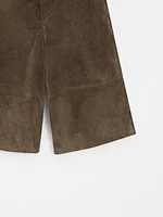 Bermuda long en cuir finition daim