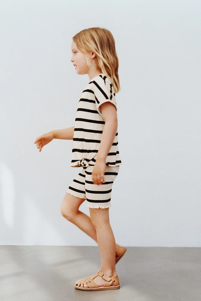KNOT T-SHIRT AND STRIPED CYCLING LEGGINGS SET