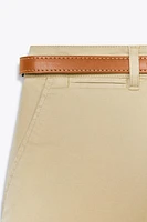 BERMUDA À PINCES AVEC CEINTURE