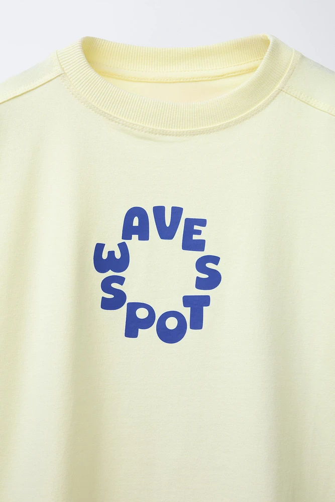 T-SHIRT À INSCRIPTION IMPRIMÉE ET ÉTIQUETTE