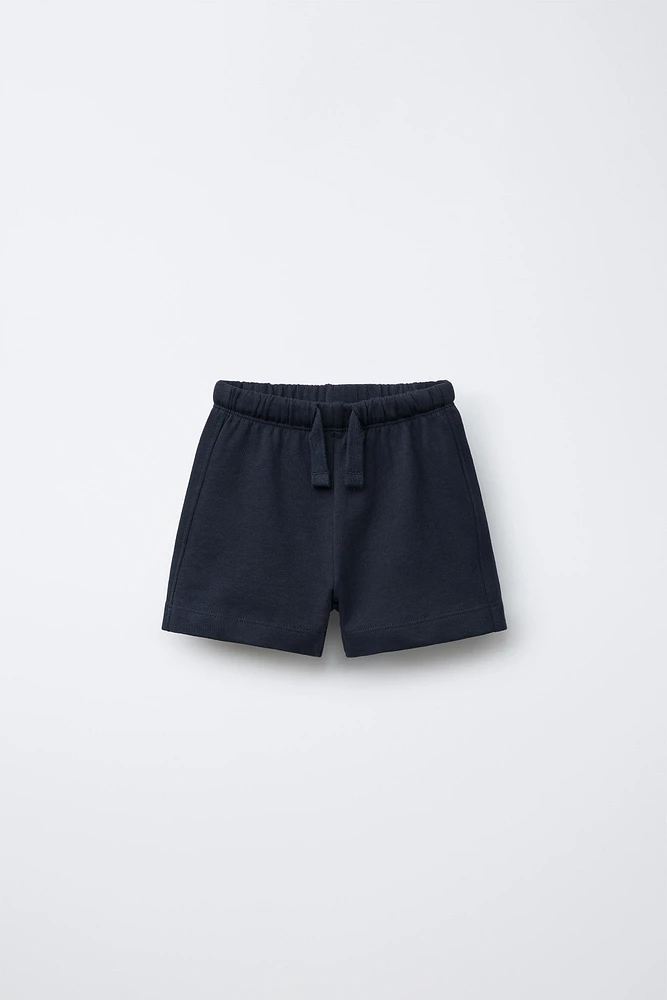 LOT DE DEUX BERMUDAS À RAYURES ET UNIS