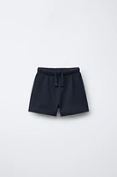 LOT DE DEUX BERMUDAS À RAYURES ET UNIS