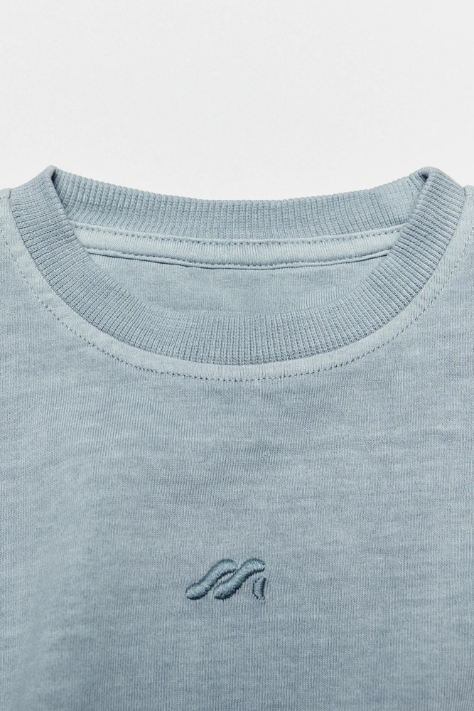 GARMENT DYE EMBROIDERED LOGO T-SHIRT