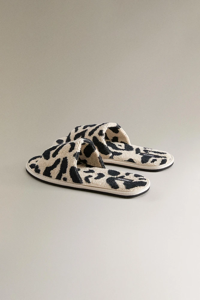 CHAUSSONS À BOUT OUVERT ÉPONGE ANIMAL PRINT