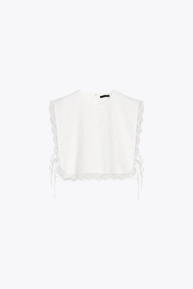 TOP AVEC LACETS BRODÉS