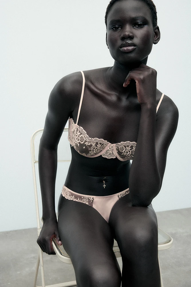 CULOTTE EN MATIÈRES VARIÉES BRODÉES