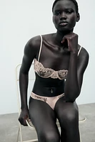 CULOTTE EN MATIÈRES VARIÉES BRODÉES