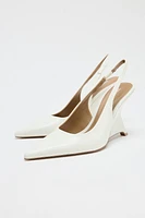 CHAUSSURES À TALONS ASYMÉTRIQUES